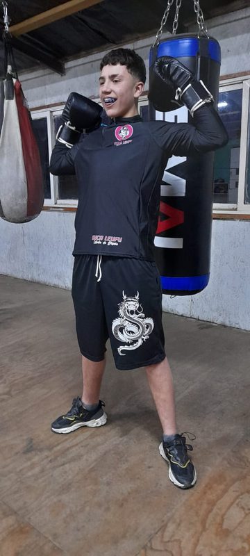 Elías Moreno, joven boxeador temuquense entrenando en el gimnasio