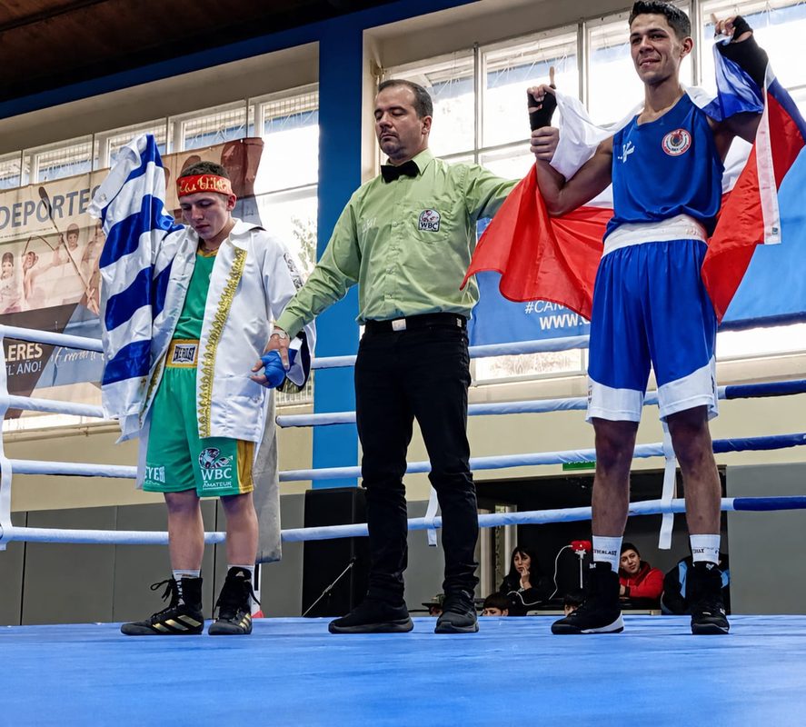 Elías Moreno, joven boxeador temuquense entrenando en el gimnasio