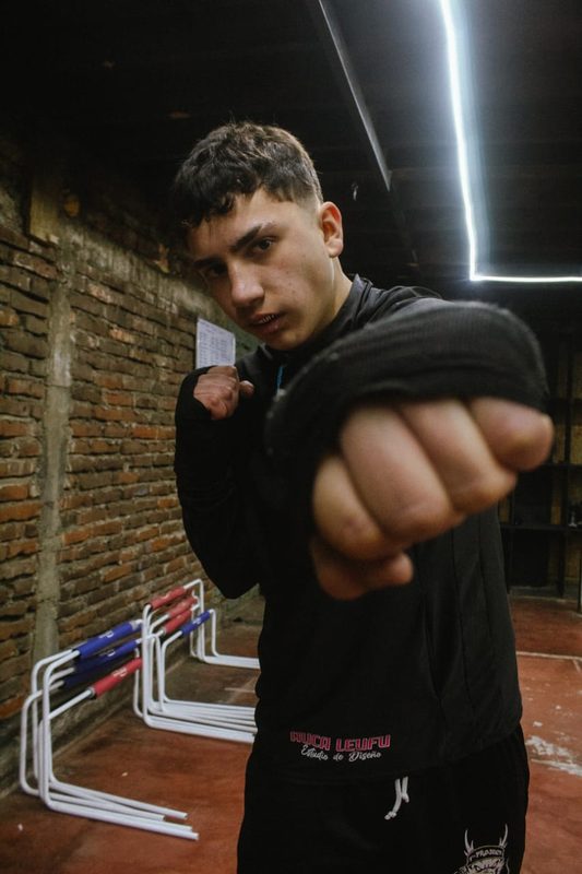 Elías Moreno, joven boxeador temuquense entrenando en el gimnasio