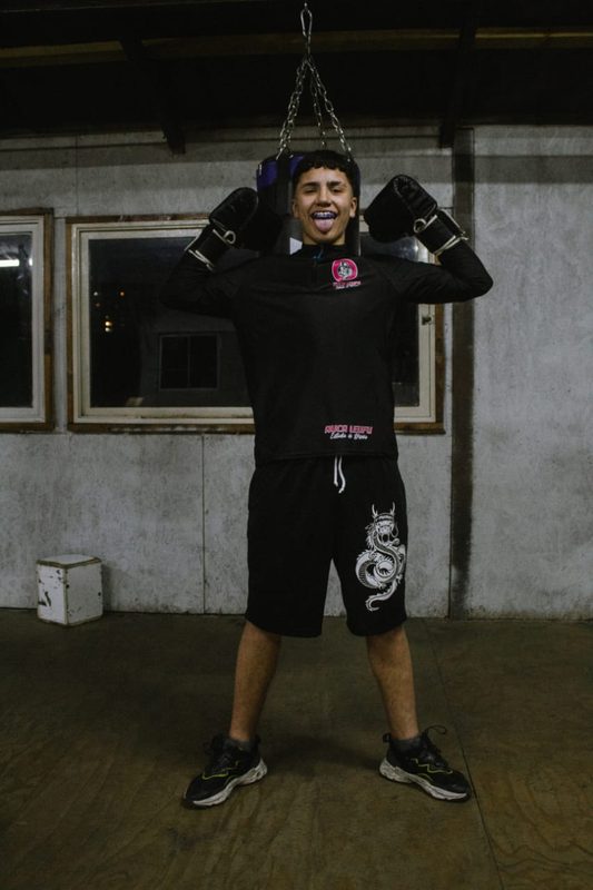 Elías Moreno, joven boxeador temuquense entrenando en el gimnasio