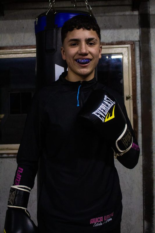 Elías Moreno, joven boxeador temuquense entrenando en el gimnasio
