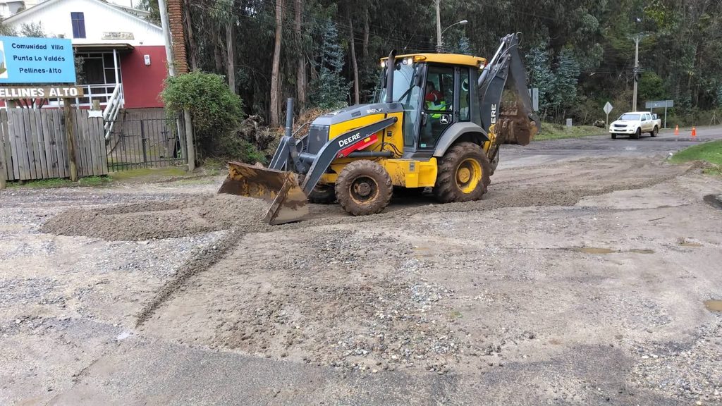Maquinaria pesada del sector forestal realizando labores de despeje de caminos y reconstrucción tras inundaciones.