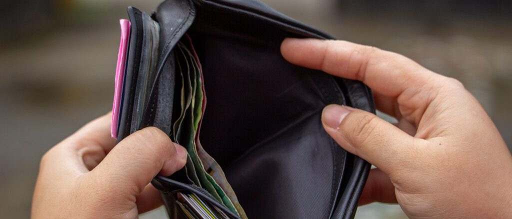 Joven analizando sus finanzas y recibos financieros para evitar sobreendeudamiento