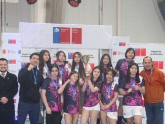 Estudiantes de balonmano escolar de Villarrica posando tras obtener el segundo lugar regional