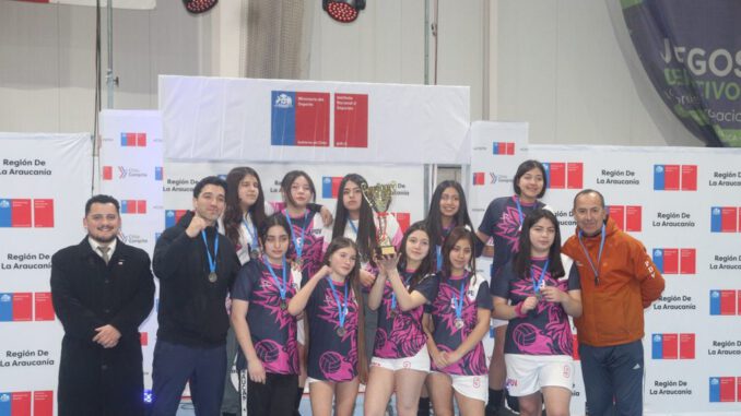 Estudiantes de balonmano escolar de Villarrica posando tras obtener el segundo lugar regional