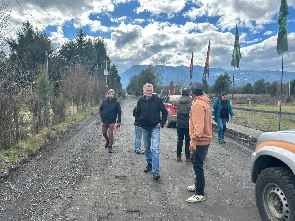 Equipos técnicos de Vialidad y autoridades municipales inspeccionando caminos rurales en Pucón