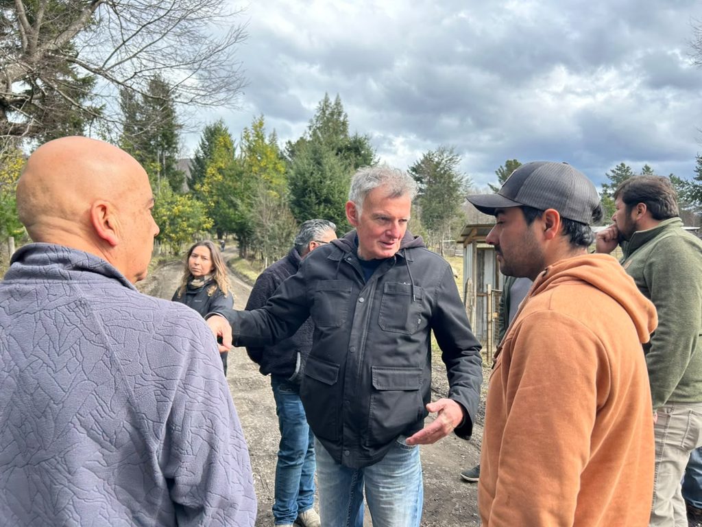 Equipos técnicos de Vialidad y autoridades municipales inspeccionando caminos rurales en Pucón