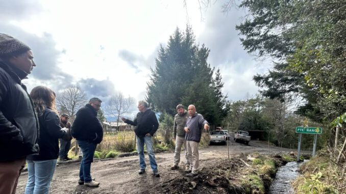 Equipos técnicos de Vialidad y autoridades municipales inspeccionando caminos rurales en Pucón