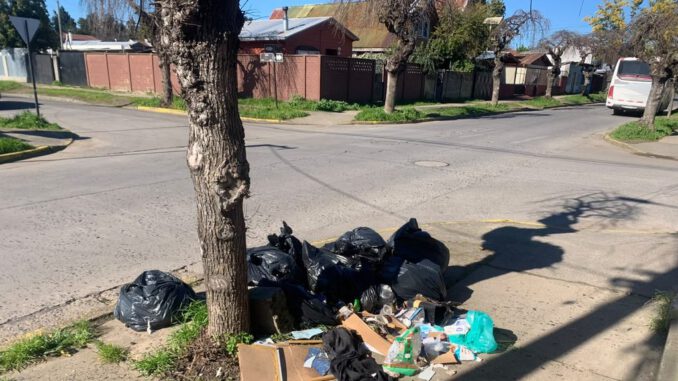 Trabajadores del aseo en paro frente a camiones recolectores en Angol