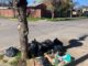 Trabajadores del aseo en paro frente a camiones recolectores en Angol