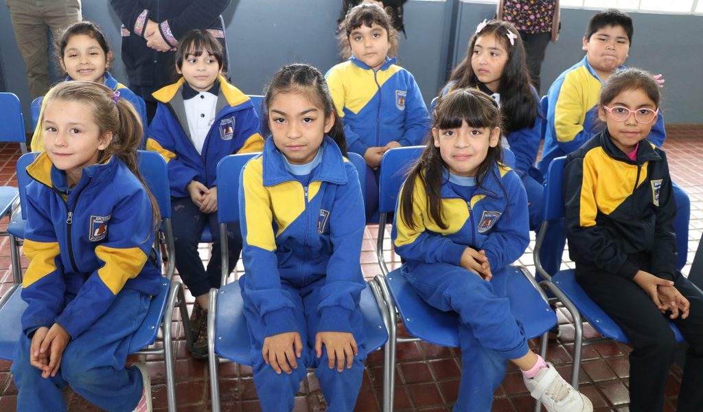 Estudiantes y docentes de la Escuela Valentín Letelier en sus instalaciones educativas de Villarrica