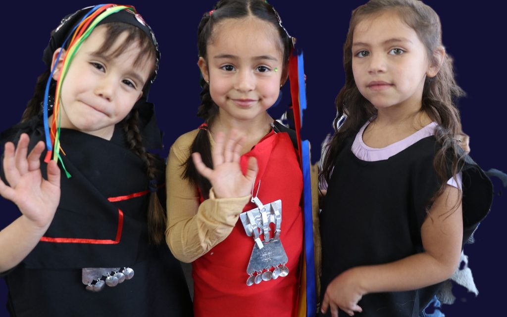 Estudiantes y docentes de la Escuela Valentín Letelier en sus instalaciones educativas de Villarrica