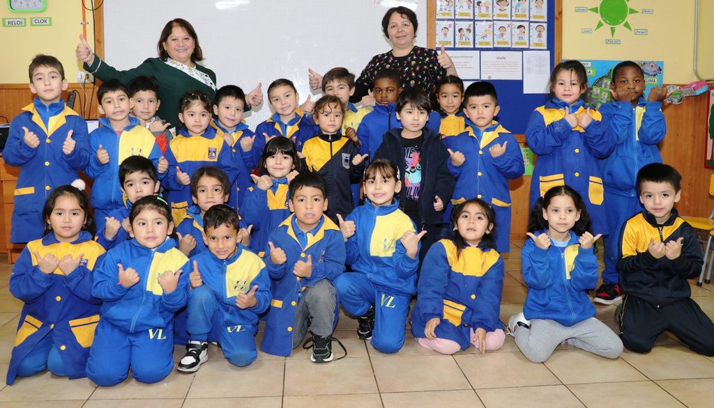 Estudiantes y docentes de la Escuela Valentín Letelier en sus instalaciones educativas de Villarrica