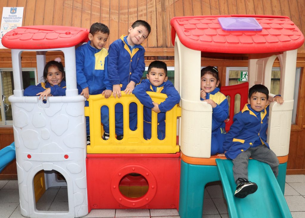 Estudiantes y docentes de la Escuela Valentín Letelier en sus instalaciones educativas de Villarrica