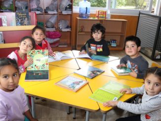 Estudiantes y docentes de la Escuela Valentín Letelier en sus instalaciones educativas de Villarrica