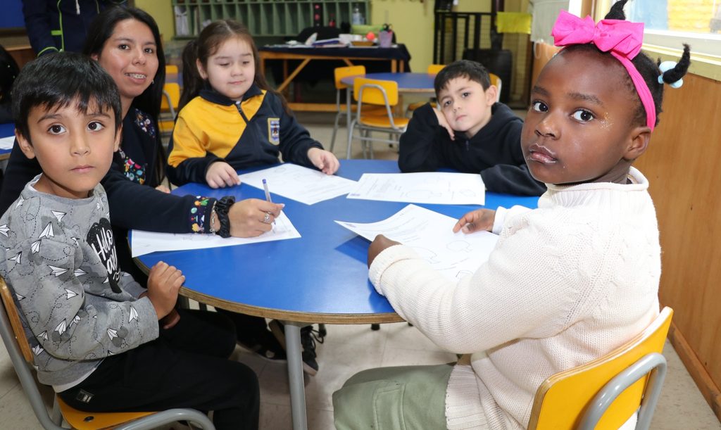 Estudiantes y docentes de la Escuela Valentín Letelier en sus instalaciones educativas de Villarrica