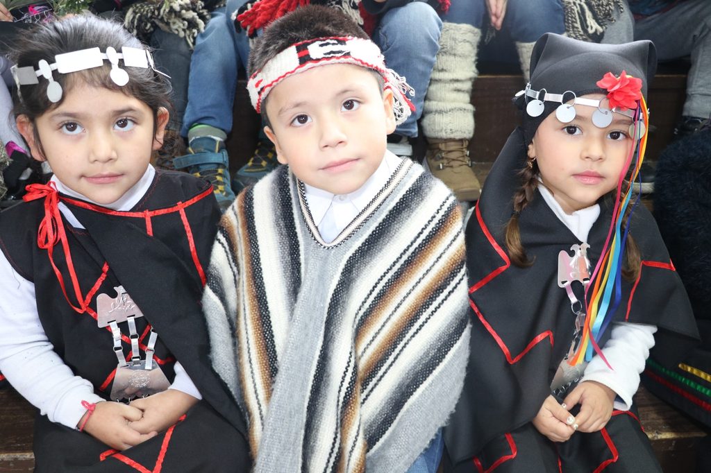 Estudiantes y docentes de la Escuela Valentín Letelier en sus instalaciones educativas de Villarrica