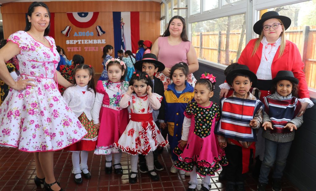 Estudiantes y docentes de la Escuela Valentín Letelier en sus instalaciones educativas de Villarrica