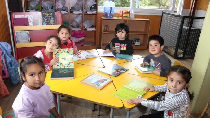 Estudiantes y docentes de la Escuela Valentín Letelier en sus instalaciones educativas de Villarrica