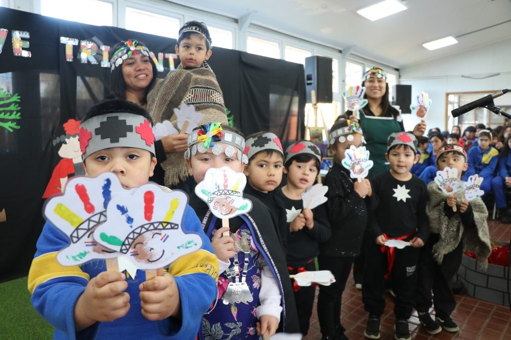 Estudiantes y docentes de la Escuela Valentín Letelier en sus instalaciones educativas de Villarrica