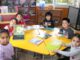 Estudiantes y docentes de la Escuela Valentín Letelier en sus instalaciones educativas de Villarrica