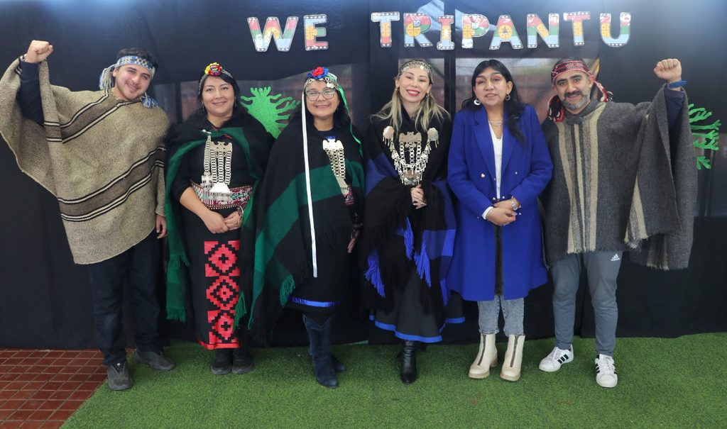 Estudiantes y docentes de la Escuela Valentín Letelier en sus instalaciones educativas de Villarrica