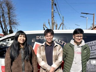 Estudiantes universitarios entregando cajas de alimentos a familias afectadas por el temporal en Cholchol