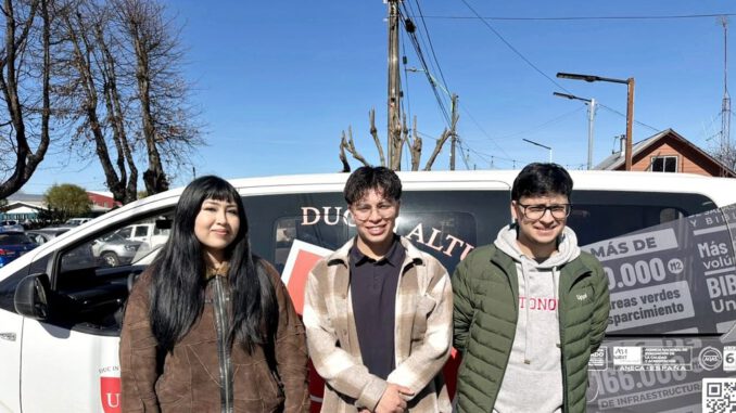 Estudiantes universitarios entregando cajas de alimentos a familias afectadas por el temporal en Cholchol