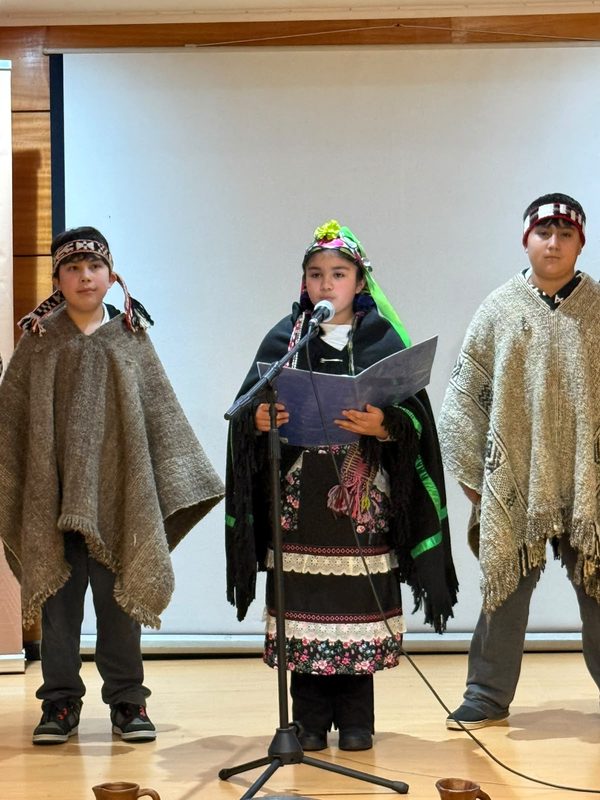 Estudiantes de educación básica participando en la creación de discursos wewpin para fortalecer la cultura mapuche en La Araucanía