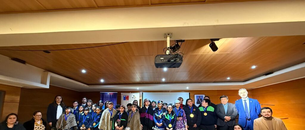 Estudiantes de educación básica participando en la creación de discursos wewpin para fortalecer la cultura mapuche en La Araucanía