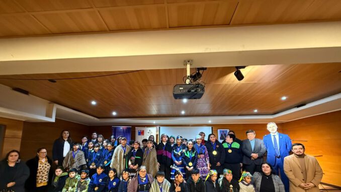 Estudiantes de educación básica participando en la creación de discursos wewpin para fortalecer la cultura mapuche en La Araucanía