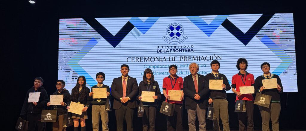 Estudiantes recibiendo reconocimientos en la ceremonia del XIX Campeonato de Matemática de la Universidad de La Frontera