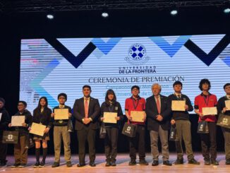 Estudiantes recibiendo reconocimientos en la ceremonia del XIX Campeonato de Matemática de la Universidad de La Frontera