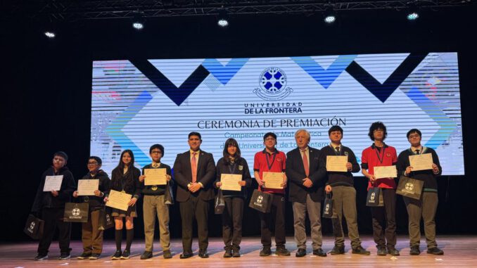 Estudiantes recibiendo reconocimientos en la ceremonia del XIX Campeonato de Matemática de la Universidad de La Frontera
