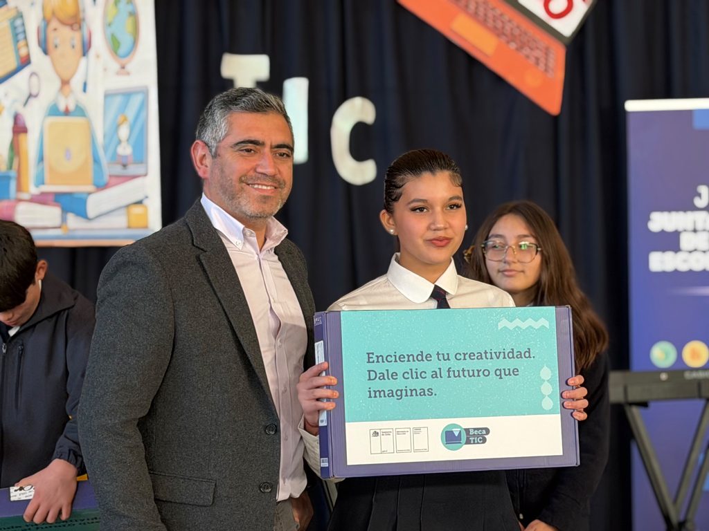 Entrega de notebooks a estudiantes de séptimo básico en Renaico por parte de JUNAEB