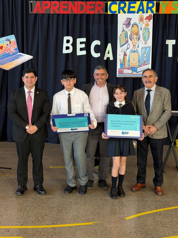 Entrega de notebooks a estudiantes de séptimo básico en Renaico por parte de JUNAEB