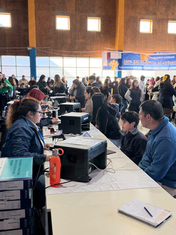 Entrega de notebooks a estudiantes de séptimo básico en Renaico por parte de JUNAEB