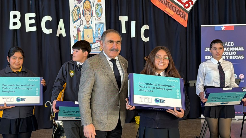 Entrega de notebooks a estudiantes de séptimo básico en Renaico por parte de JUNAEB