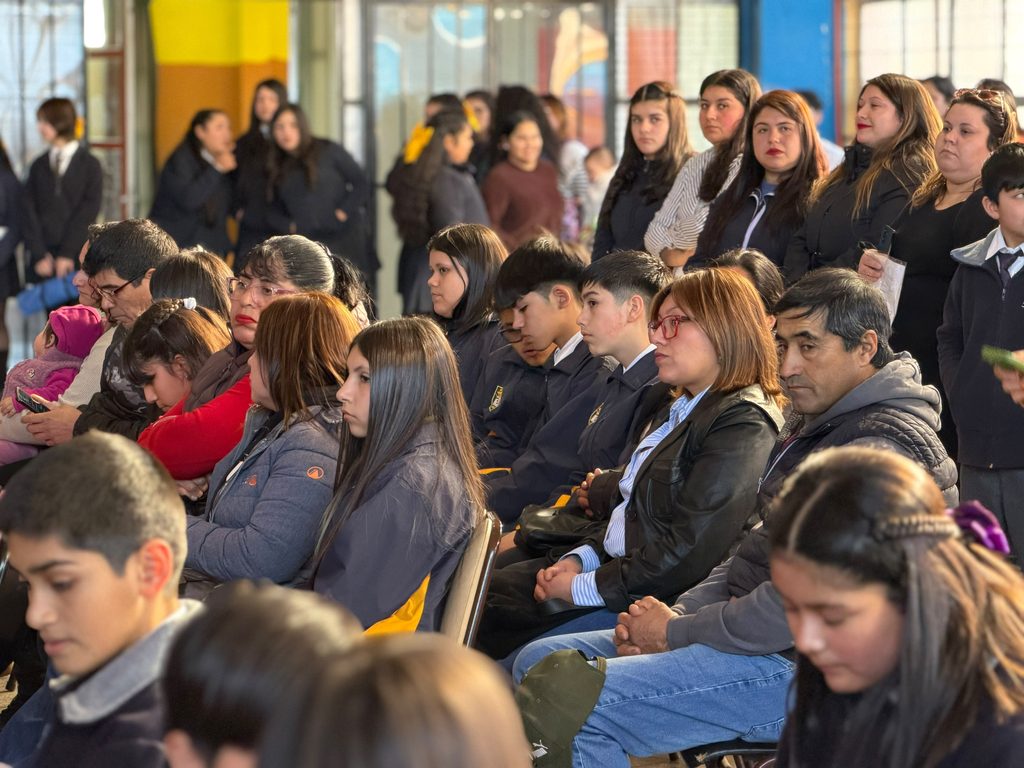 Entrega de notebooks a estudiantes de séptimo básico en Renaico por parte de JUNAEB