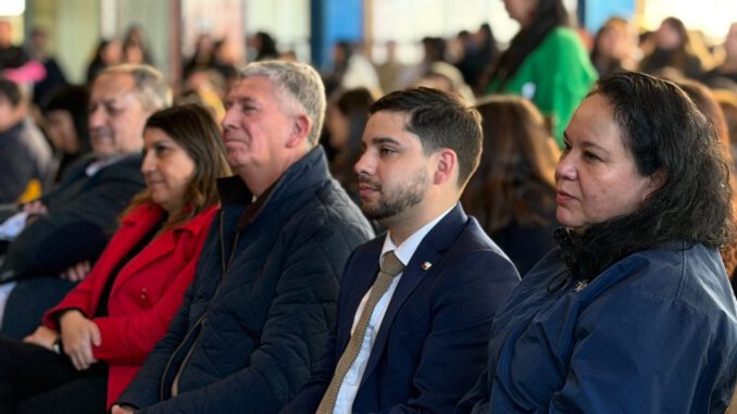 Entrega de notebooks a estudiantes de séptimo básico en Renaico por parte de JUNAEB