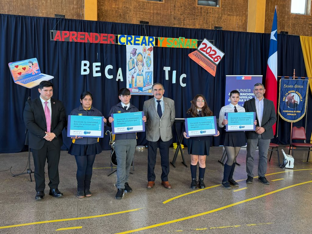 Entrega de notebooks a estudiantes de séptimo básico en Renaico por parte de JUNAEB