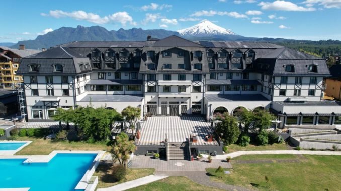 Fachada del emblemático Gran Hotel Pucón frente al lago Villarrica tras ser adquirido por inversionistas vinculados al sector de casinos.