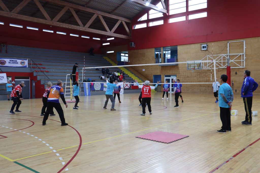 Participantes del Campeonato de Newcom en el gimnasio municipal de Villarrica junto a sus medallas