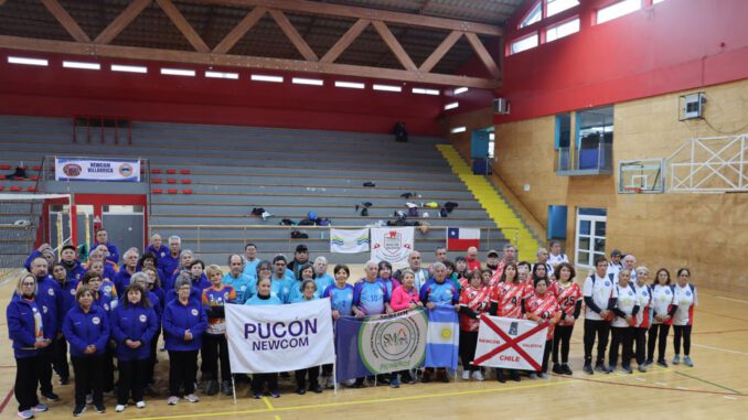 Participantes del Campeonato de Newcom en el gimnasio municipal de Villarrica junto a sus medallas