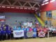 Participantes del Campeonato de Newcom en el gimnasio municipal de Villarrica junto a sus medallas