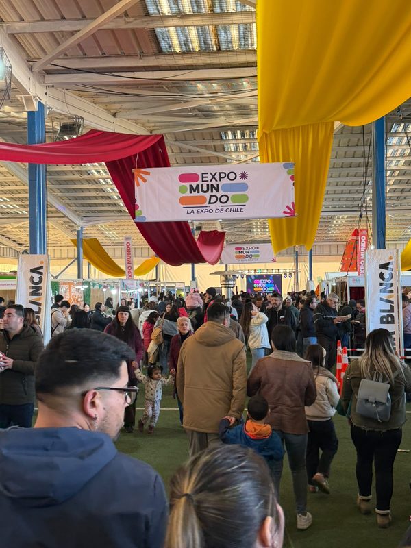 Multitudinaria asistencia de familias en la primera edición de Expo Mundo Familia en el Estadio Germán Becker de Temuco