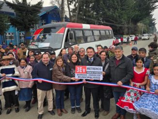 Ceremonia de inauguración de la extensión de la Línea 3 de taxibuses en Metrenco junto a autoridades y vecinos.