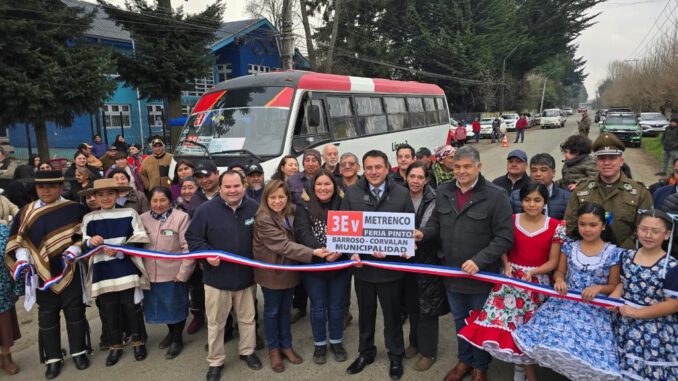 Ceremonia de inauguración de la extensión de la Línea 3 de taxibuses en Metrenco junto a autoridades y vecinos.