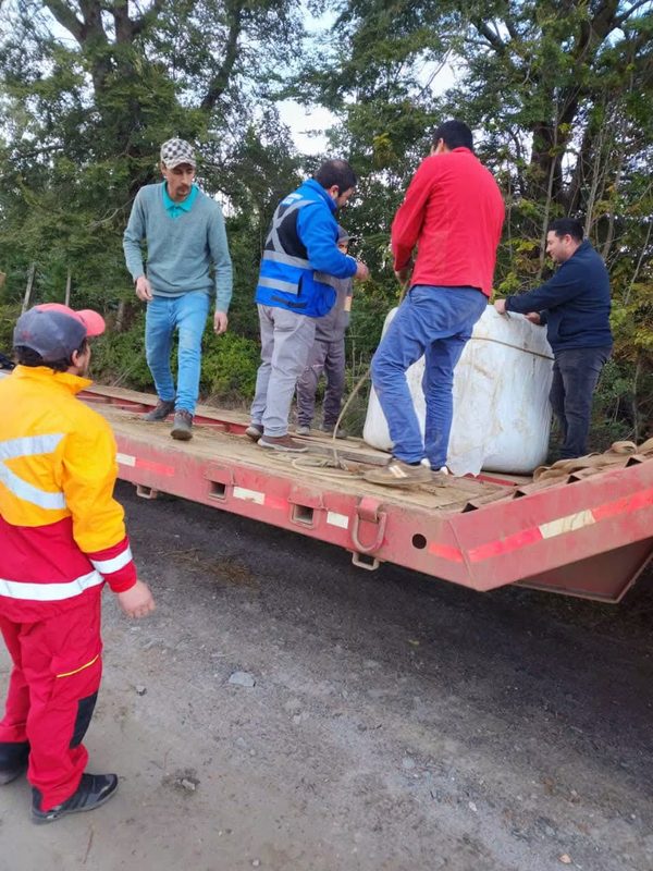 Entrega de ensilaje y kits de ayuda a familias afectadas por la nieve en el sector rural de Pinguidahue en Purén