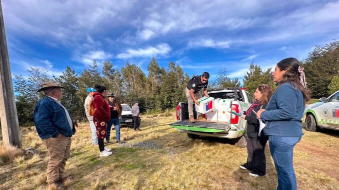 Entrega de ensilaje y kits de ayuda a familias afectadas por la nieve en el sector rural de Pinguidahue en Purén